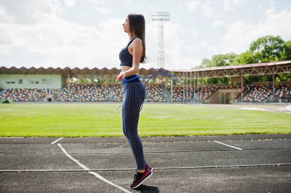 Mutlu sağlıklı genç bir kadın egzersiz yaparak spor giyim portresi