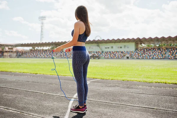 Retrato de una joven en forma feliz en ropa deportiva haciendo ejercicio — Foto de Stock