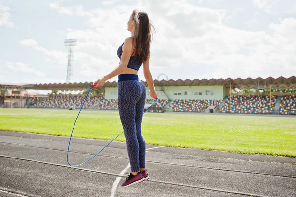 Πορτρέτο του μια ευτυχισμένη νεαρή γυναίκα ταιριάζει σε αθλητικά είδη κάνει άσκηση — Φωτογραφία Αρχείου