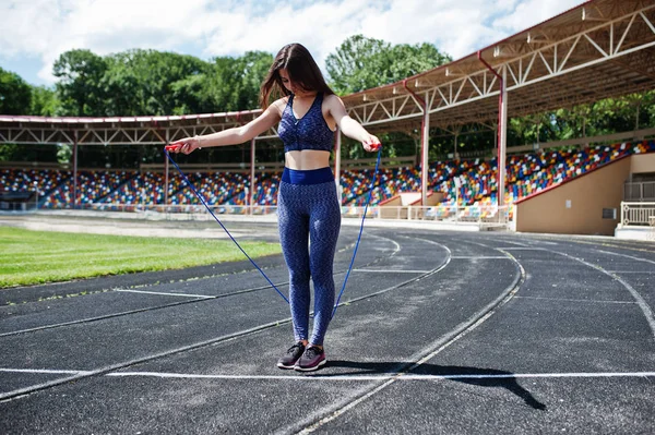 Mutlu sağlıklı genç bir kadın egzersiz yaparak spor giyim portresi