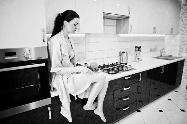 Pembe elbise bir t ile poz içinde güzel bir genç kadın portresi