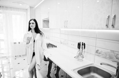 Bikini ve erkek gömlek bir cam ile poz zarif genç kadın