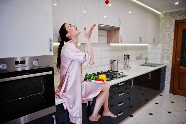 Pembe elbise bir t ile poz içinde güzel bir genç kadın portresi