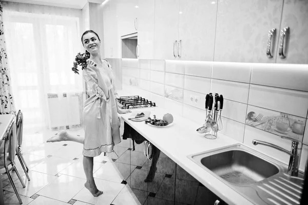 Pars ile poz pembe elbise içinde çok güzel genç bir kadın portresi