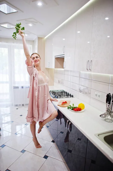 Pars ile poz pembe elbise içinde çok güzel genç bir kadın portresi