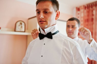 Yararlı sağdıç veya onun için hazır olmak için damat yardım bestmen 