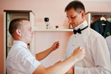 Yararlı sağdıç veya onun için hazır olmak için damat yardım bestmen 