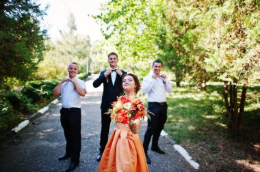 Yakışıklı damat onun sağdıç ve nedime TH ile yürüme