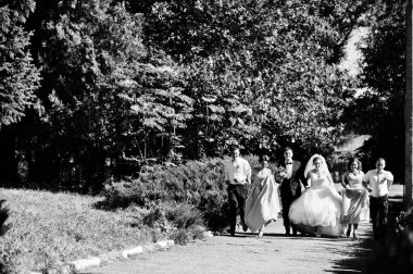Yürüyüş ve sağdıç ile eğleniyor güzel düğün çifti bir