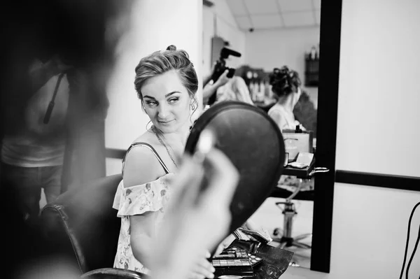 Hermosa novia preparándose para su boda en un salón de belleza . — Foto de Stock