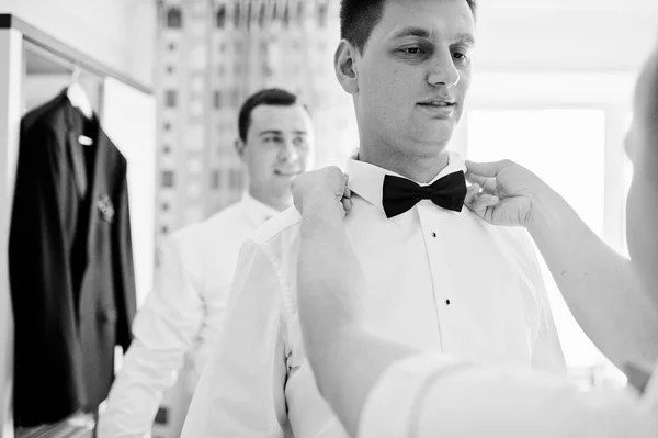 Bra groomsmen eller bestmen hjälper brudgummen redo för hans — Stockfoto