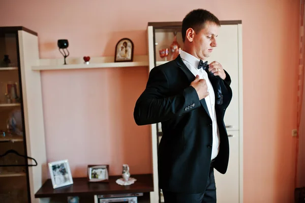 Portre çekici bir damat düğün için giyinmek. — Stok fotoğraf