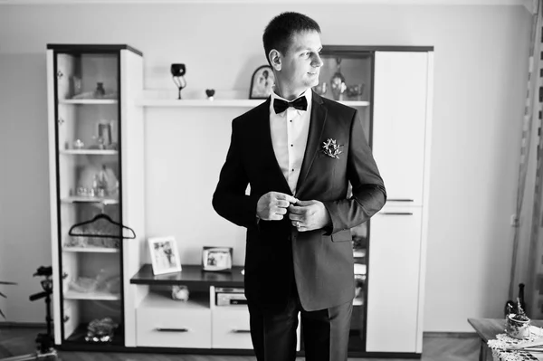Portrait of an attractive groom dressing up for his wedding. Bla — Stock Photo, Image