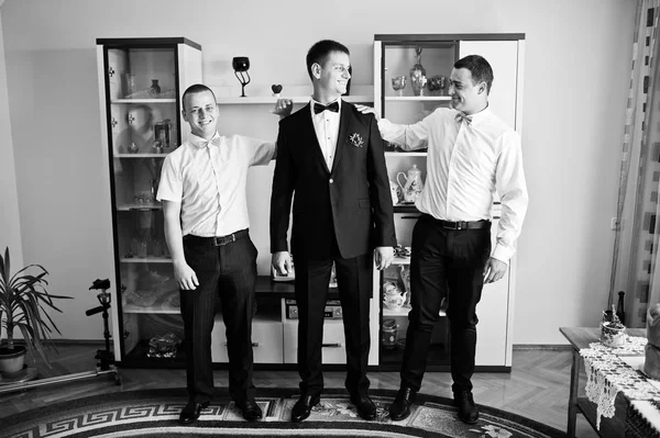 Yakışıklı damat başlayay odasında onun sağdıç ile poz