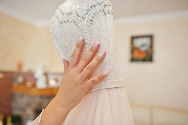 Retrato de una novia fantástica posando con su hermosa boda blanca — Foto de Stock