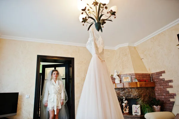 Harika bir gelin onu muhteşem beyaz Çar ile poz portresi