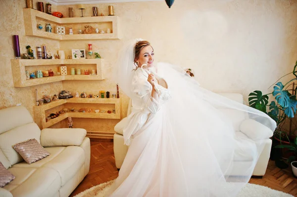 Harika bir gelin onu muhteşem beyaz Çar ile poz portresi