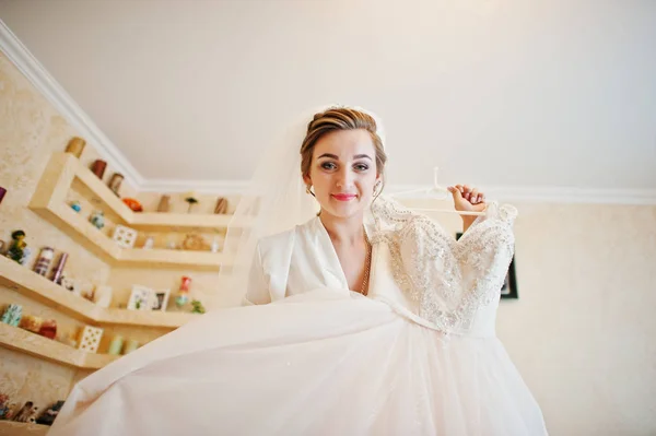 Retrato de una novia fantástica posando con su hermosa boda blanca — Foto de Stock