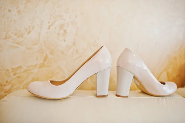 Elegantes zapatos de tacón alto de novia en el sofá . — Foto de Stock
