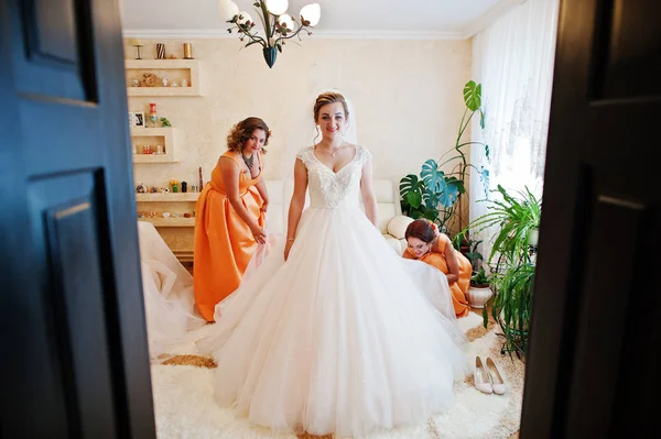 Demoiselles d'honneur aider la mariée à se préparer pour sa cérémonie de mariage . — Photo