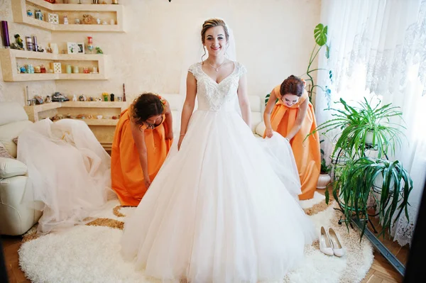 Damas de honor ayudando a la novia a prepararse para su ceremonia de boda . — Foto de Stock