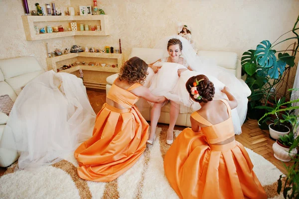 Tärnorna hjälpa bruden att göra sig redo för sin bröllopsceremonin. — Stockfoto