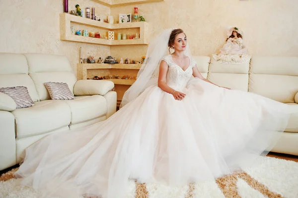 Portrait d'une mariée fabuleuse posant dans sa maison sur le mariage — Photo