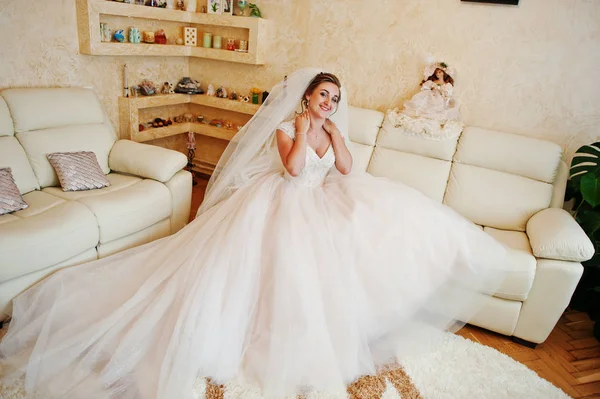 Retrato de una fabulosa novia posando en su casa en la boda — Foto de Stock