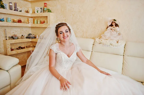 結婚式で彼女の家でポーズをとって素敵な花嫁の肖像画 — ストック写真