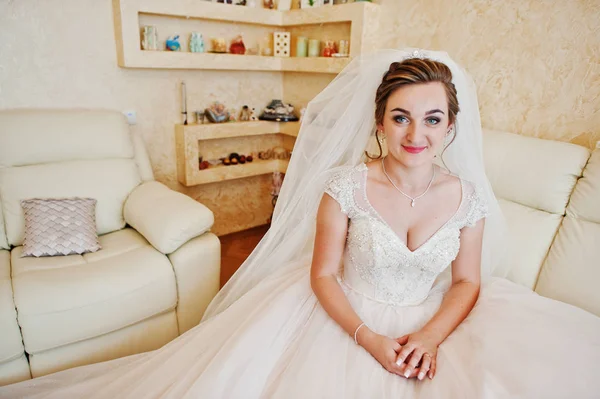 Porträtt av en utmärkt brud poserar i hennes hus på bröllopet — Stockfoto