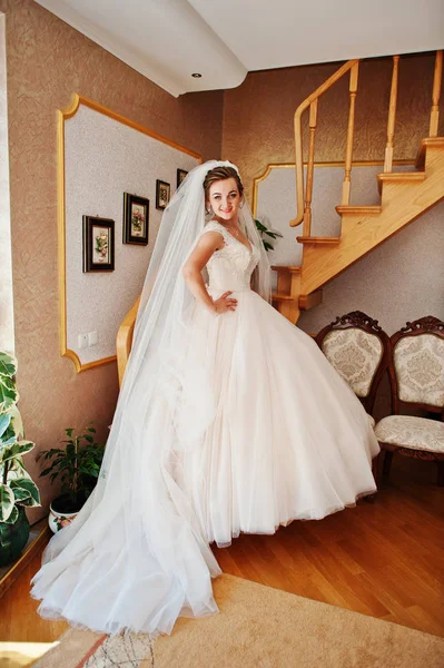 Retrato de uma noiva fabulosa posando em sua casa no casamento — Fotografia de Stock