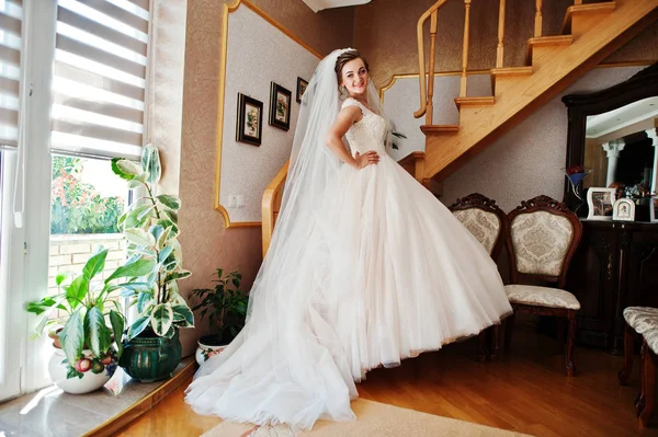 Muhteşem bir gelin düğün evinde poz portresi 