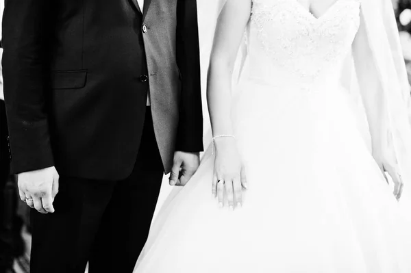 Pasangan yang cantik berdiri di gereja selama upacara pernikahan . — Stok Foto