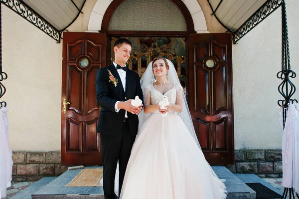 Awesome wedding couple releasing doves into the sky. — Stock Photo, Image