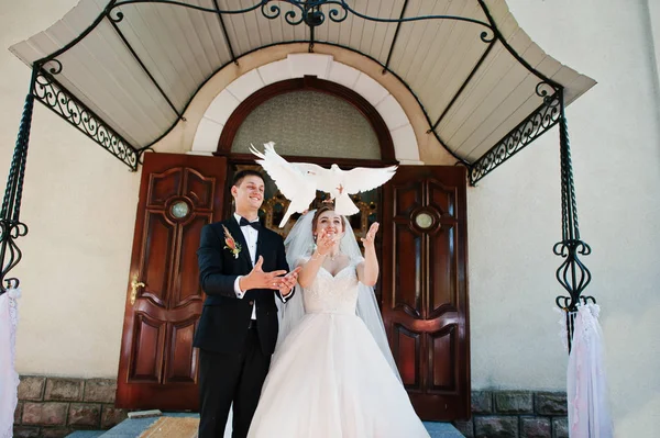 素晴らしい結婚式のカップルのハトを空に放出. — ストック写真