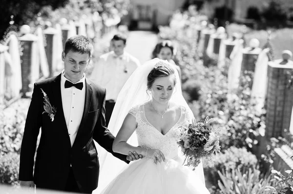 Kilisenin dışında yürüyüş harika Düğün çifti. Siyah ve wh — Stok fotoğraf