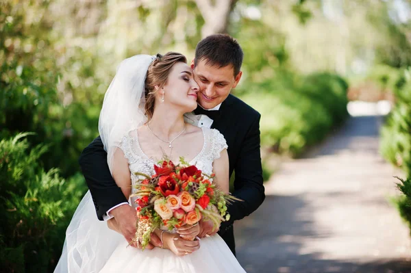 Casal de casamento fantástico curtindo a companhia um do outro no pa — Fotografia de Stock