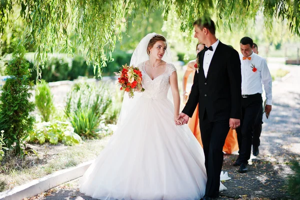 Yürüyüş ve sağdıç ile eğleniyor güzel düğün çifti bir