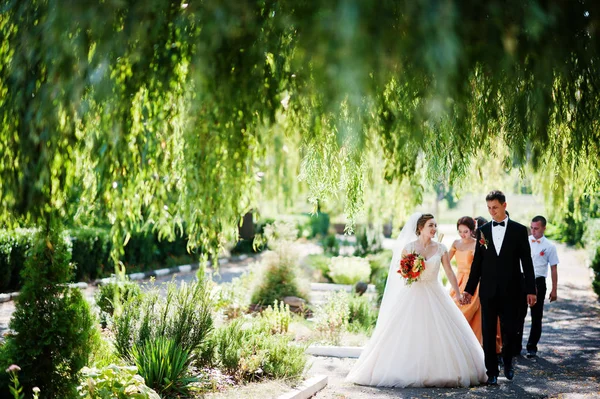 Yürüyüş ve sağdıç ile eğleniyor güzel düğün çifti bir