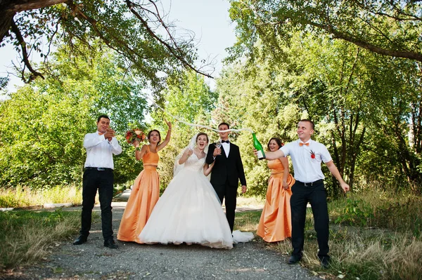 Bella coppia di nozze a piedi e divertirsi con gli sposi un — Foto Stock