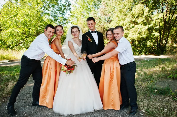 Yürüyüş ve sağdıç ile eğleniyor güzel düğün çifti bir