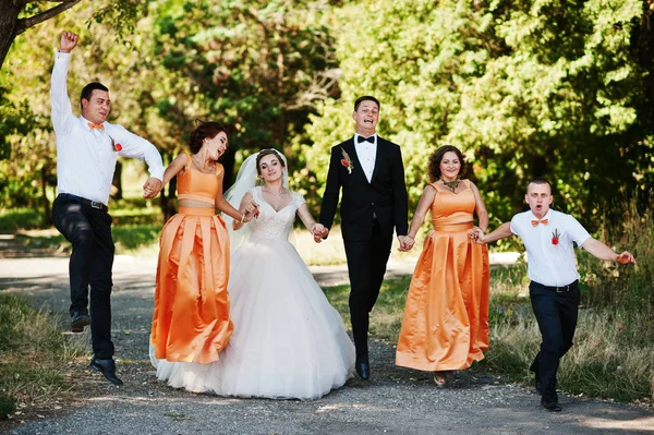 Casal bonito andando e se divertindo com padrinhos de um — Fotografia de Stock