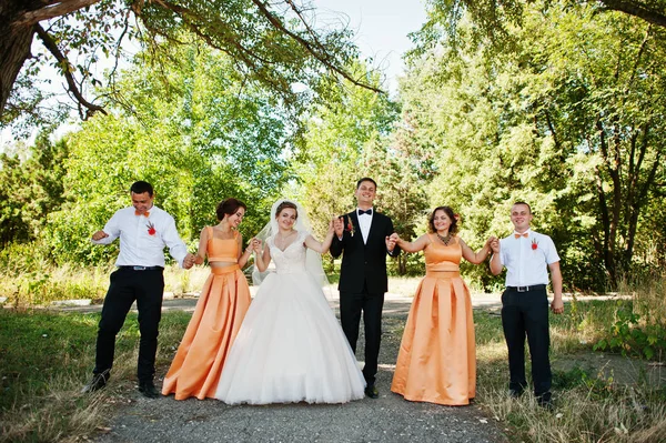 Casal bonito andando e se divertindo com padrinhos de um — Fotografia de Stock