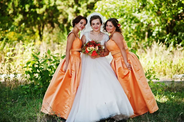 Mutlu gelin having oyunculuk ile onun serin eğlenceli nedime Park