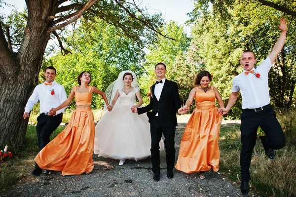 Bella coppia di nozze a piedi e divertirsi con gli sposi un — Foto Stock