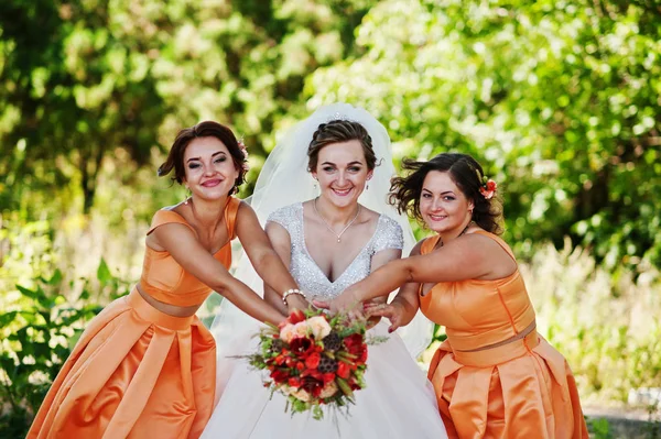 Noiva feliz se divertindo com suas damas de honra divertidas no parque — Fotografia de Stock