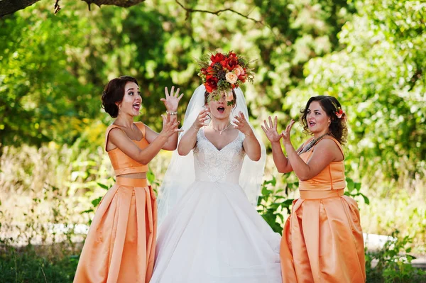 Noiva feliz se divertindo com suas damas de honra divertidas no parque — Fotografia de Stock