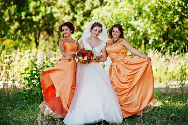Glücklich Braut Spaß mit ihren coolen Spaß Brautjungfern im Park — Stockfoto