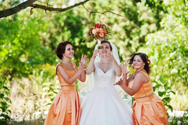 Novia feliz divirtiéndose con sus damas de honor divertido fresco en el parque —  Fotos de Stock