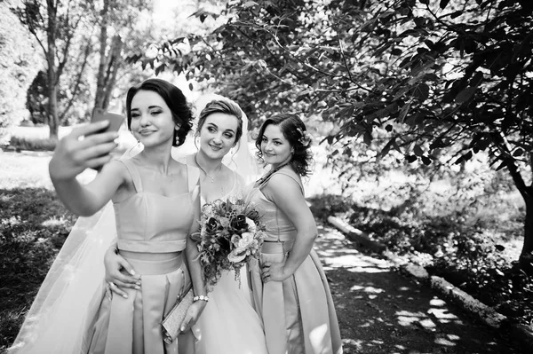 Щаслива наречена розважається зі своїми крутими веселими подружками в парку — стокове фото